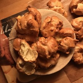 Heinzelcheese kocht Käsekrapfen und Buch