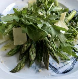 Heinzelcheese kocht Grün und Parmigiano plated close